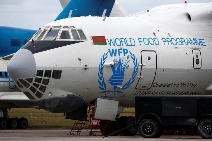 &copy; Reuters. 国連世界食糧計画（ＷＦＰ）が２０万人を超えるパレスチナ人に対する食料などの支援を来月以降停止することになったと、担当幹部が７日明らかにした。写真は、WFPのロゴを付けた輸送機