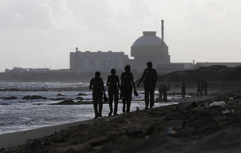 &copy; Reuters.     インドは、国内の原子力発電産業への外国投資の禁止を解除すると共に、より多くの国内民間企業の参画を許可することを検討している。資料写真、クダンクラム原子力発電所付近の海