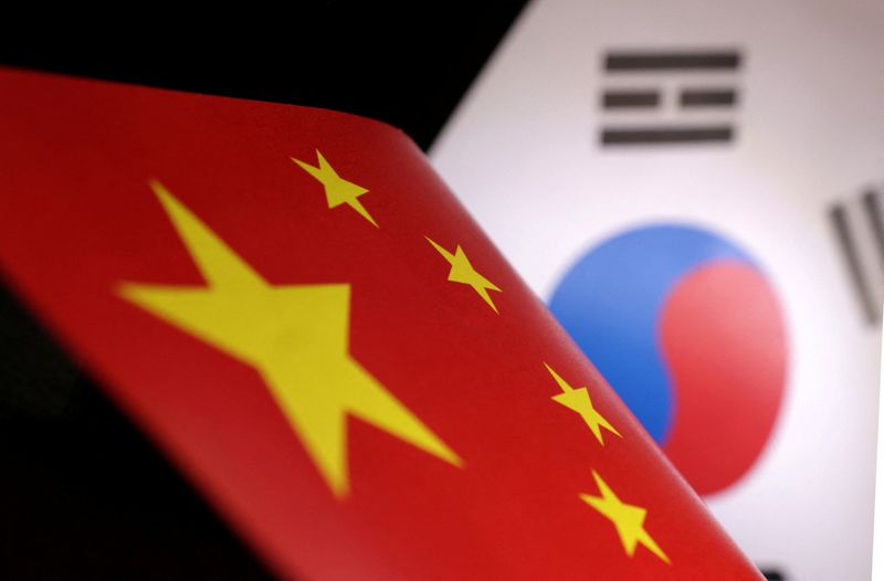&copy; Reuters. FILE PHOTO: Printed Chinese and South Korean flags are seen in this illustration, July 21, 2022. REUTERS/Dado Ruvic/Illustration