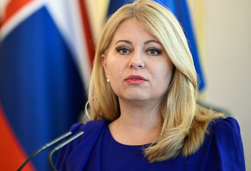 © Reuters. La présidente slovaque Zuzana Caputova fait une déclaration après s'être rencontrée avec l'actuel Premier ministre Eduard Heger au palais présidentiel, à Bratislava, en Slovaquie. /Photo prise le 7 mai 2023/REUTERS/Radovan Stoklasa