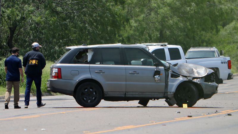 &copy; Reuters. Des agents des forces de l'ordre enquêtent sur les lieux après un incident mortel où une voiture a heurté des piétons près d'Ozanam Center, un refuge pour migrants et sans-abri, à Brownsville, au Texas. /Photo prise le 7 mai 2023/REUTERS/John Faulk