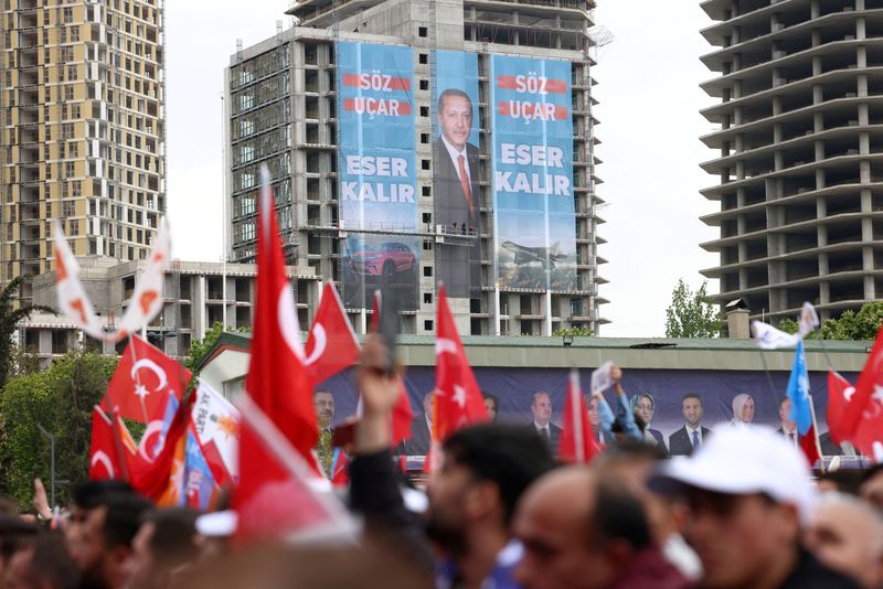 &copy; Reuters. FILE PHOTO: Supporters of Turkish President Tayyip Erdogan take part in a rally ahead of the May 14 presidential and parliamentary elections, in Ankara, Turkey April 30, 2023. REUTERS/Cagla Gurdogan