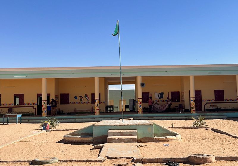 © Reuters. سودانيون وأشخاص من جنسيات أخرى يأخذون قسطا من الراحة داخل إحدى المدارس في انتظار تأشيراتهم لعبور حدود قسطل إلى مصر في مدينة وادي حلفا بالسودان بتاريخ الأول من مايو أيار 2023. تصوير: هبة فؤاد - رويترز.