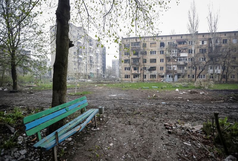 &copy; Reuters. Une vue montre des bâtiments résidentiels endommagés par une frappe militaire russe, au milieu de l'attaque de la Russie contre l'Ukraine, dans la ville de première ligne de Bakhmut, dans la région de Donetsk, en Ukraine. /Photo prise le 21 avril 202