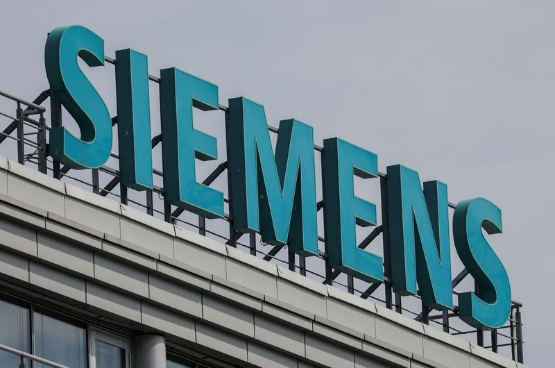 &copy; Reuters. FOTO DE ARCHIVO: Un rótulo con el logotipo de la empresa Siemens en su oficina en Moscú, Rusia, 12 de mayo de 2022. REUTERS/Evgenia Novozhenina