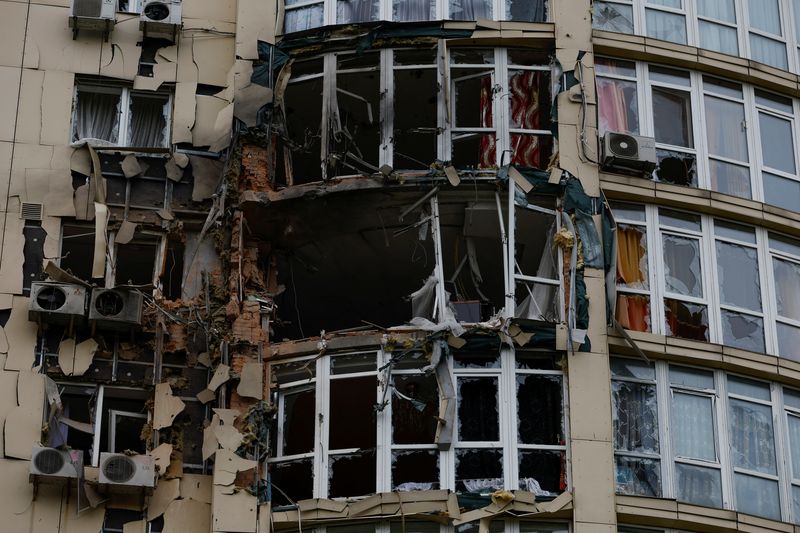 &copy; Reuters. Un edificio danneggiato dall'attacco di un drone a Kiev, Ucraina, 8 maggio 2023. REUTERS/Valentyn Ogirenko