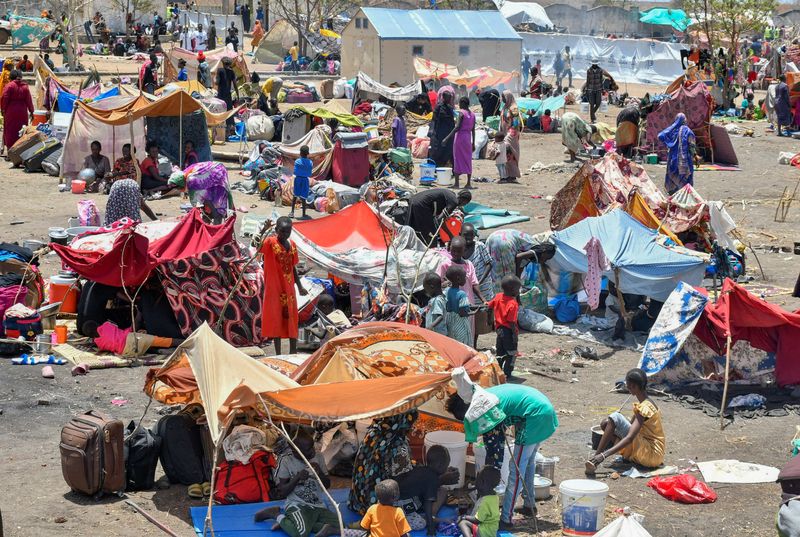 &copy; Reuters. مدنيون فروا من السودان في مخيم لمفوضية الأمم المتحدة السامية لشؤون اللاجئين في الرنك بجنوب السودان في أعقاب اندلاع القتال بين الجيش السودا