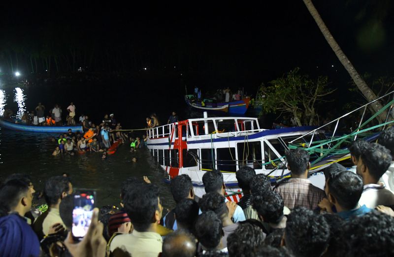 &copy; Reuters. أفراد من فرق الإنقاذ خلال عملية البحث عن ناجين من حادث انقلاب قارب سياحي كان مكتظا بالقرب من مدينة تانور بولاية كيرالا بالهند. تصوير: رويترز.