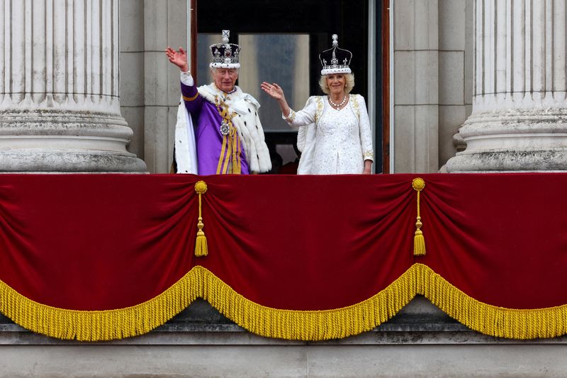 © Reuters. Britain's King Charles and Queen Camilla wave on the Buckingham Palace balcony following their coronation ceremony in London, Britain, May 6, 2023.         REUTERS/Matthew Childs     