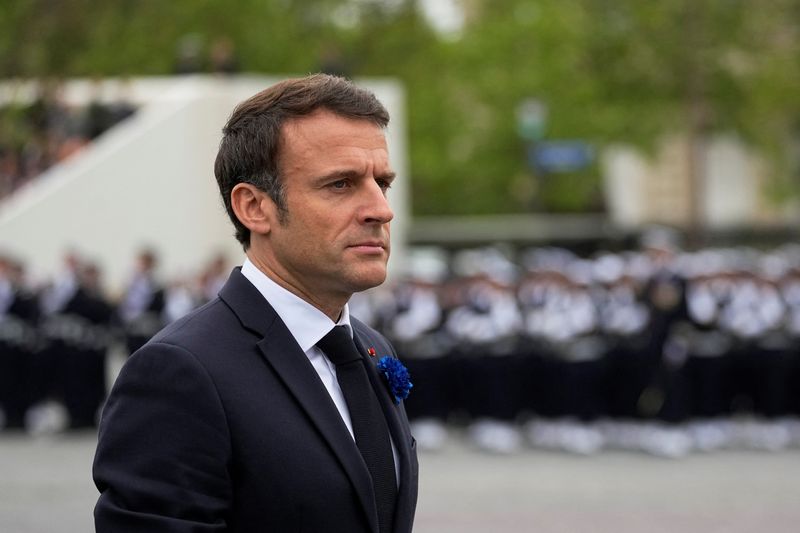 &copy; Reuters. Le président français Emmanuel Macron arrive à l'Arc de Triomphe lors des cérémonies commémorant l'anniversaire de la fin de la Seconde Guerre mondiale (Jour de la Victoire). /Photo prise le 8 mai 2023/REUTERS/Michel Euler 