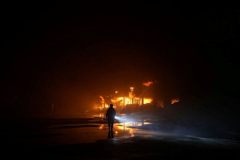 &copy; Reuters. Bombeiro trabalha em depósito de alimentos incendiado por míssil russo, em Odessa, Ucrânia
08/05/2023
Serviço de Imprensa do Serviço de Emergência da Ucrânia/Handout via REUTERS