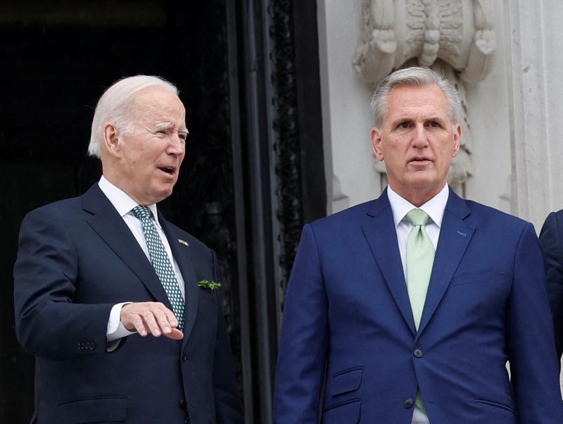 © Reuters. U.S. President Joe Biden talks with House Speaker Kevin McCarthy (R-CA) as they depart following the annual Friends of Ireland luncheon at the U.S. Capitol in Washington, March 17, 2023. REUTERS/Evelyn Hockstein