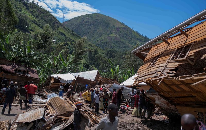 &copy; Reuters. Cidadãos congoleses resgatam pertences em meio a destroços após enchentes, em Nyamukubi, República Democrática do Congo
06/05/2023
REUTERS/Stringer