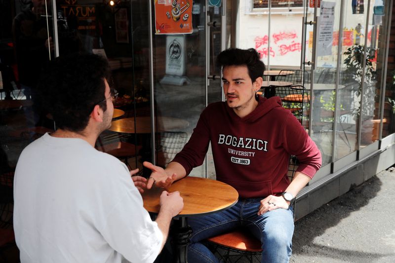 &copy; Reuters. Yunus Efe, jovem universitário turco, conversa com amigo em cafeteria de Istambul, Turquia
04/05/2023
REUTERS/Dilara Senkaya