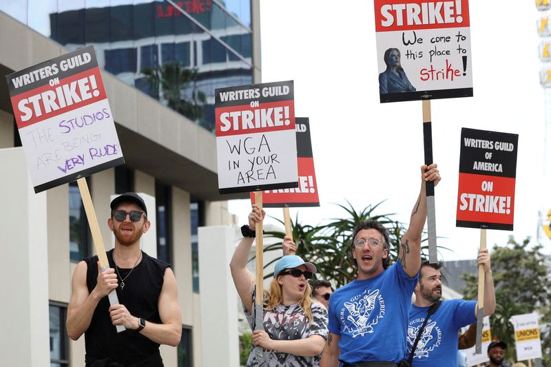 &copy; Reuters. Membros do Writers Guild of America protestam na Califórnia, EUA
03/05/2023. REUTERS/Mario Anzuoni/