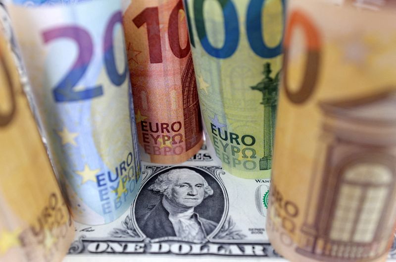 &copy; Reuters. Banconote di euro e dollari in una illustrazione. 17 luglio 2022 REUTERS/Dado Ruvic/Illustration/File Photo