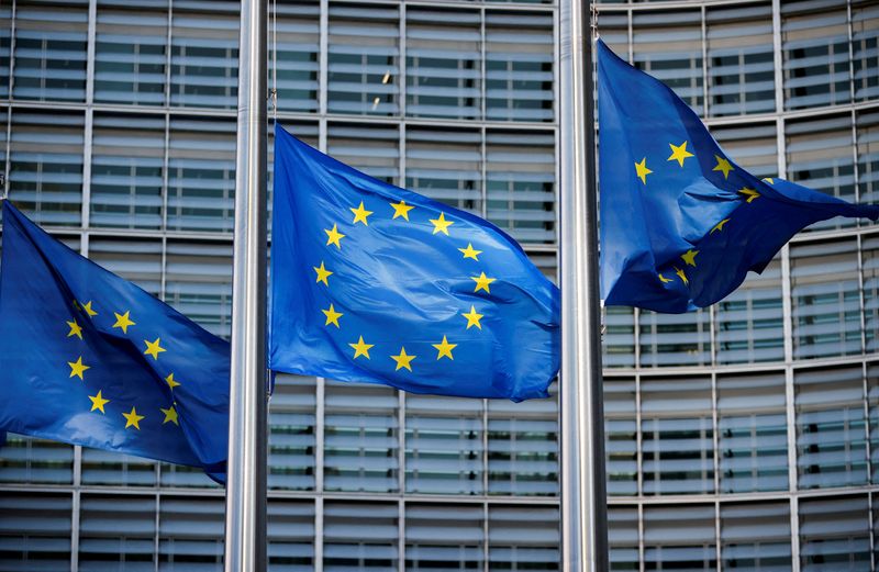&copy; Reuters. Bandiere dell'Unione europea oresso la sede della Commissione europea a Bruxelles. 1 marzo 2023. REUTERS/Johanna Geron/File Photo