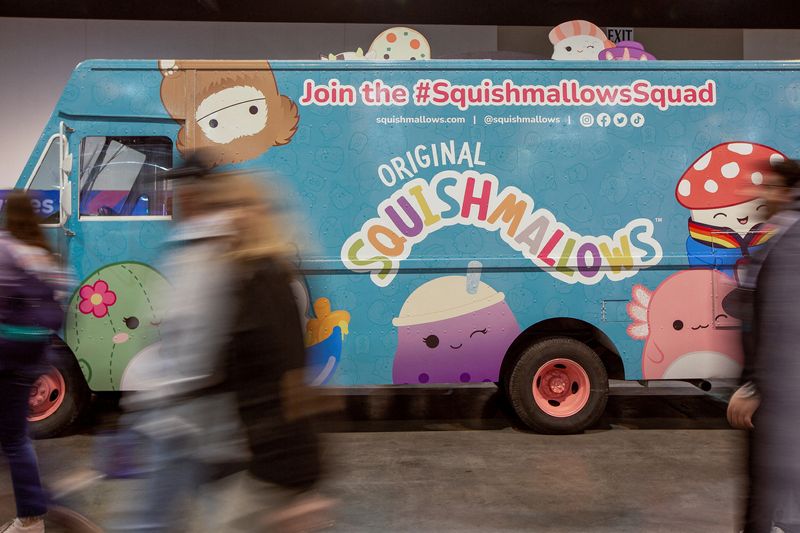&copy; Reuters. FILE PHOTO: Investors and guests walk by a Squishmallow display during the Berkshire Hathaway Inc in Omaha, Nebraska, U.S. May 5, 2023. REUTERS/Rachel Mummey/File Photo