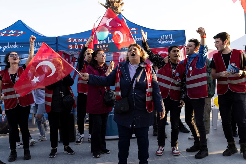 © Reuters. Supporters of Kemal Kilicdaroglu, presidential candidate of Turkey's main opposition alliance, shout slogans during a campaign event ahead of the May 14 presidential and parliamentary elections, in Istanbul, Turkey May 8, 2023. REUTERS/Umit Bektas