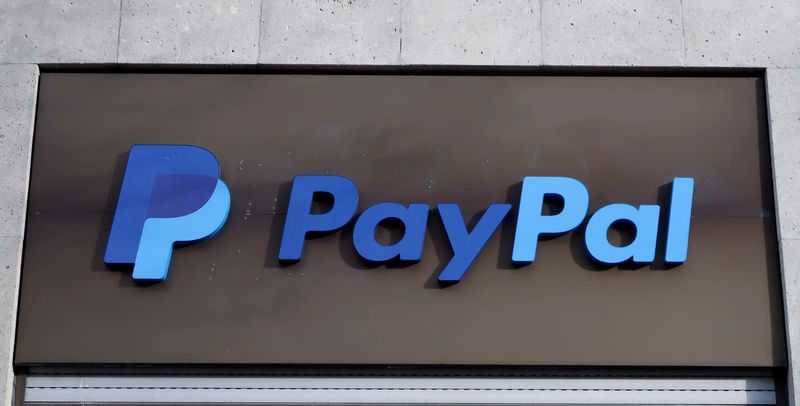 © Reuters. FILE PHOTO: The PayPal logo is seen at an office building in Berlin, Germany, March 5, 2019.   REUTERS/Fabrizio Bensch