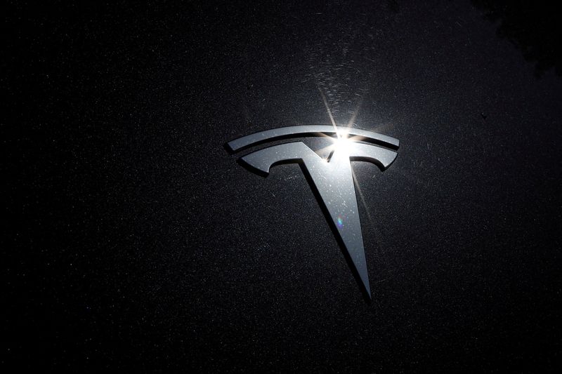 © Reuters. FILE PHOTO: The Tesla logo is seen on a car in Los Angeles, California, U.S., July 9, 2020. REUTERS/Lucy Nicholson/File Photo