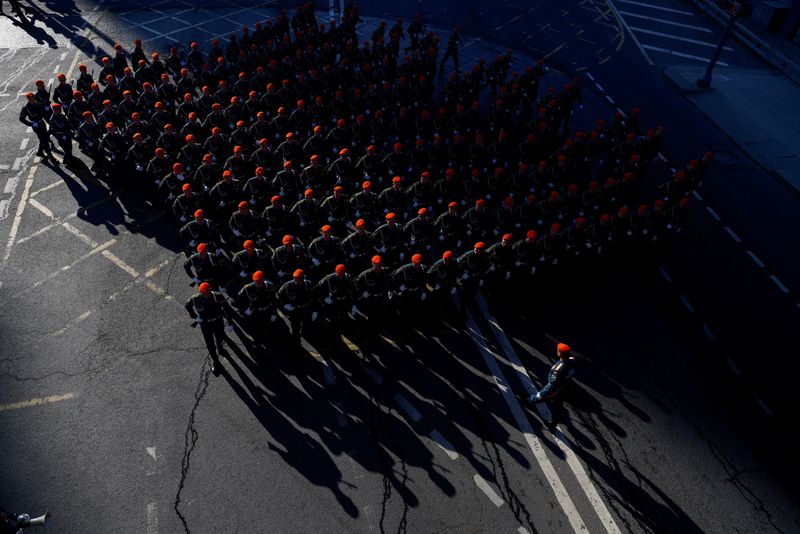 &copy; Reuters. Russian service members march in columns before a rehearsal for a military parade, which marks the anniversary of the victory over Nazi Germany in World War Two, in Moscow, Russia May 7, 2023. REUTERS/Maxim Shemetov     
