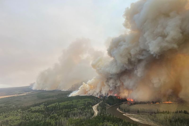 © Reuters. A smoke column rises from wildfire EWF-035 near Shining Bank, Alberta, Canada May 5, 2023. Alberta Wildfire/Handout via REUTERS 