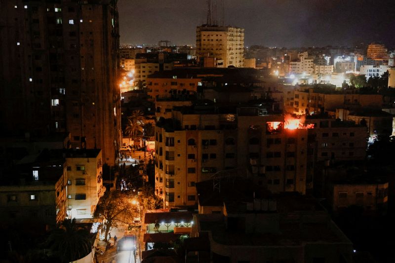 &copy; Reuters. A fire burns in a building after the Israeli military struck Islamic Jihad targets, it said in a statement, in Gaza, May 9, 2023. REUTERS/Mohammed Salem