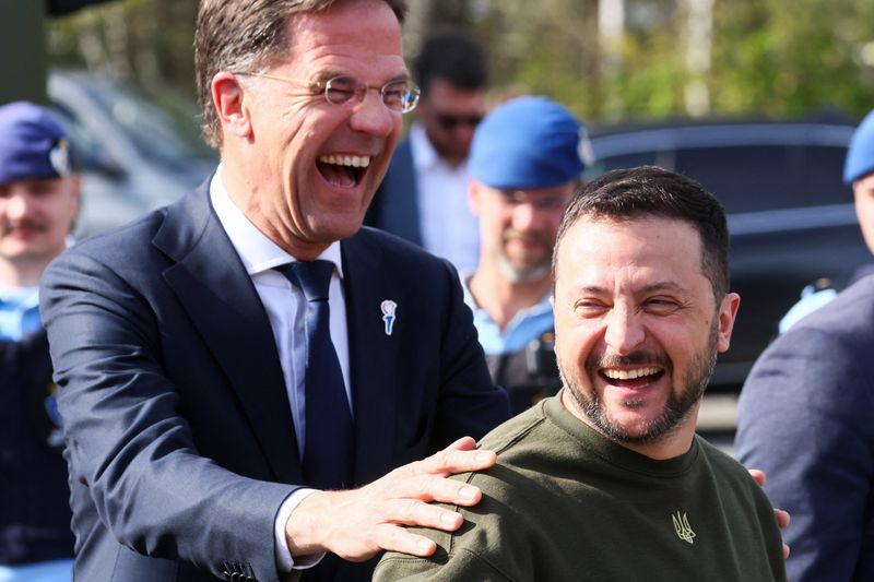 &copy; Reuters. O primeiro-ministro da Holanda, Mark Rutte, e o presidente da Ucrânia, Volodymyr Zelenskiy, sorriem em uma base aérea militar em Soesterberg, Holanda
04/05/2023
REUTERS/Yves Herman