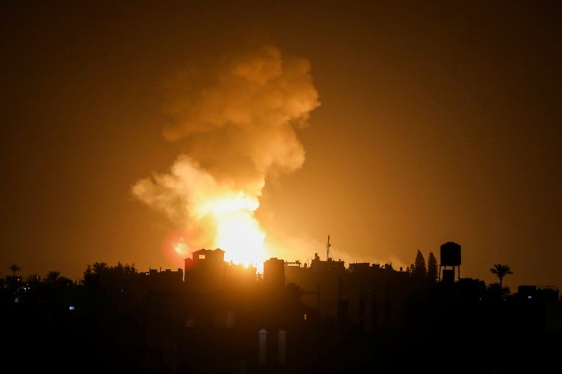 © Reuters. آثار انفجار عقب ضربات جوية شنتها طائرات إسرائيلية على قطاع غزة يوم الثلاثاء. تصوير : أشرف عمرة - رويترز. يحظر إعادة بيع الصورة أو وضعها في أرشيف .  