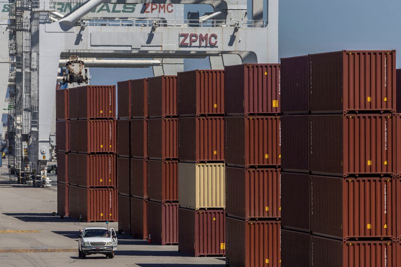 &copy; Reuters. 　全米小売業協会と海事貿易コンサルタント会社のハケット・アソシエイツは、８日に発表した「グローバル・ポート・トラッカー」で、今年上半期の輸入予想を下方修正するとともに、小