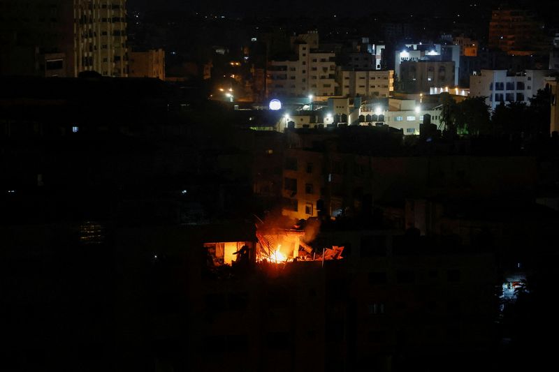 © Reuters. النيران تشتعل في مبنى عقب ضربة جوية إسرائيلية على
أهداف لحركة الجهاد الإسلامي بقطاع غزة يوم الثلاثاء. تصوير : محمد سالم - رويترز . 