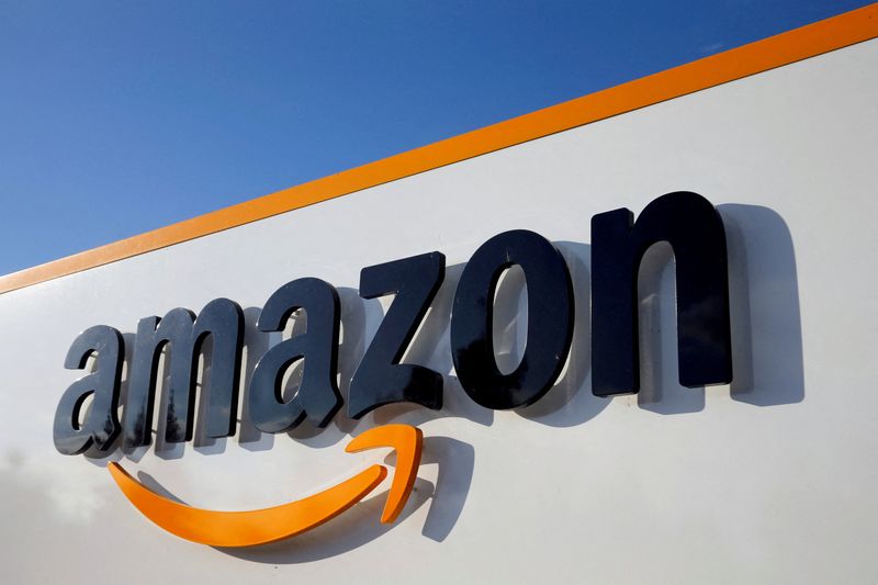 &copy; Reuters. 　５月８日、米アマゾン・ドット・コムは、ネットで注文した商品を自宅への配送ではなく店頭で受け取る顧客に１０ドルを還元する。写真はアマゾンのロゴ。フランスのボーヴで２０１８