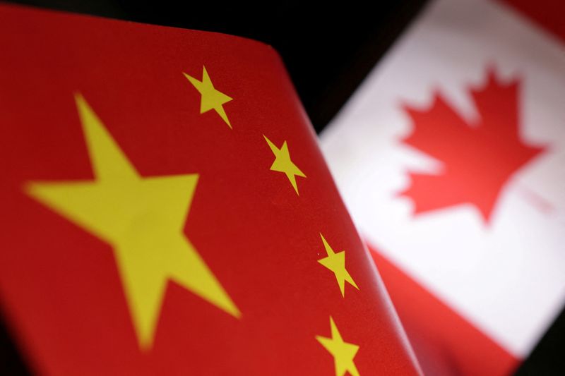 &copy; Reuters. صورة توضيحية لعلمي الصين وكندا التقطت يوم 21 يوليو تموز 2022. تصوير: دادو روفيتش - رويترز.