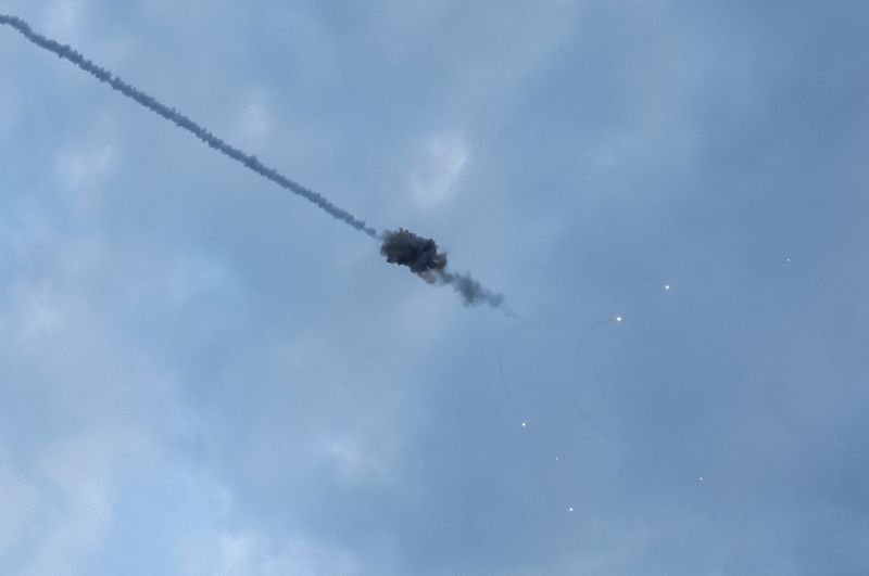 &copy; Reuters. Une explosion dans le ciel lors d'une frappe de missile russe à Kyiv. /Photo prise le 9 mai 2023/REUTERS/Gleb Garanich