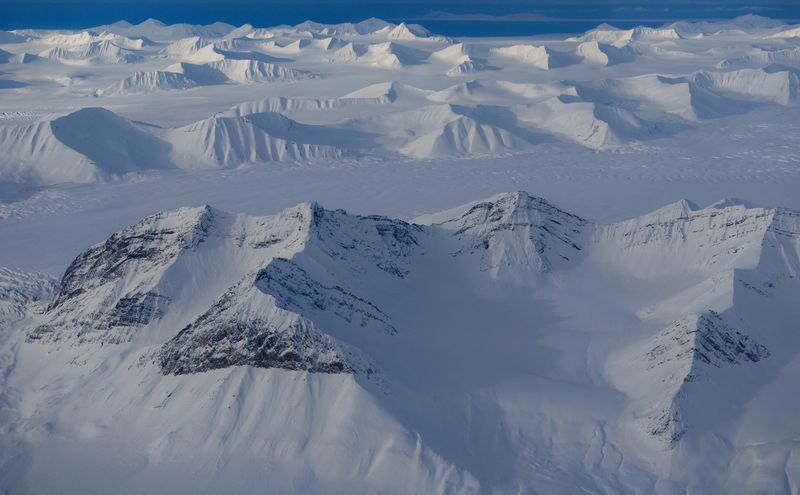&copy; Reuters. FILE PHOTO: A general view of snowcapped mountains of the arctic landscape near Longyearbyen, Svalbard, Norway, April 5, 2023. REUTERS/Lisi Niesner/File Photo