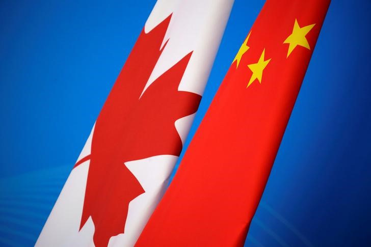 &copy; Reuters. 　５月９日、中国は、カナダが中国人外交官に国外退去を通告したことを受け、上海に駐在するカナダ人外交官を国外退去処分にした。写真は両国の国旗。北京で２０１８年１１月代表撮影