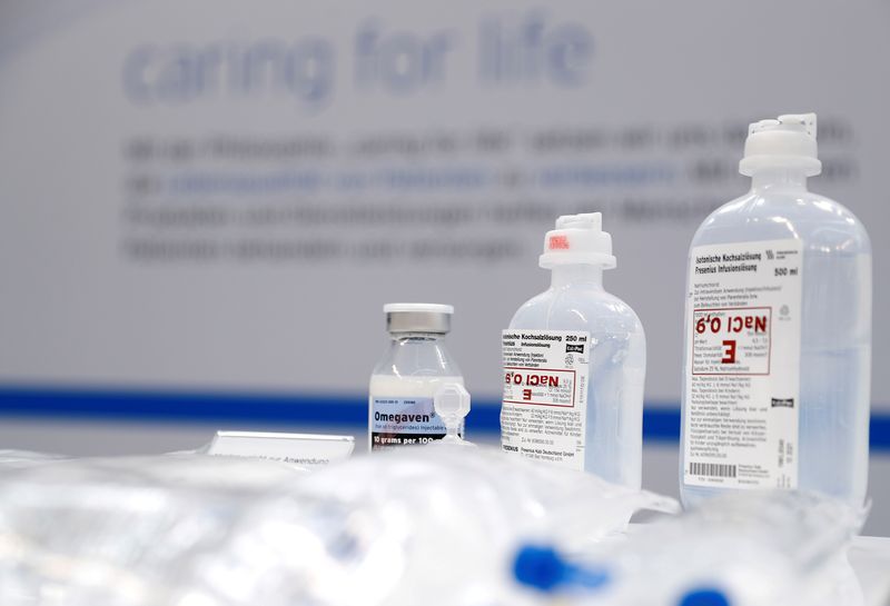 &copy; Reuters. FOTO ARCHIVO: Muestras de productos de Fresenius y Fresenius Medical Care durante la conferencia de prensa anual de la compañía en su sede central en Bad Homburg, Alemania, 20 de febrero de 2019. REUTERS/Kai Pfaffenbach