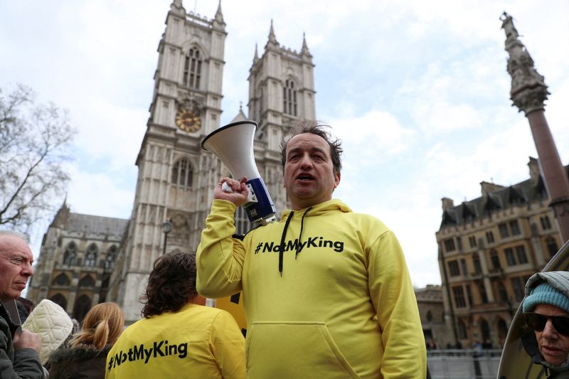 © Reuters. FILE PHOTO: Graham Smith, a member of a Republic and the author of the book 'Abolish the Monarchy', attends a anti-monarchy protest prior to the Commonwealth Service, outside Westminster Abbey in London, Britain, March 13, 2023. REUTERS/May James
