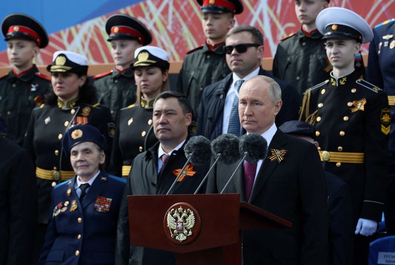 &copy; Reuters. Vladimir Poutine assiste à un défilé militaire le jour de la victoire, sur la place Rouge au centre de Moscou. /Photo prise le 9 mai 2023/REUTERS/Sputnik/Gavriil Grigorov