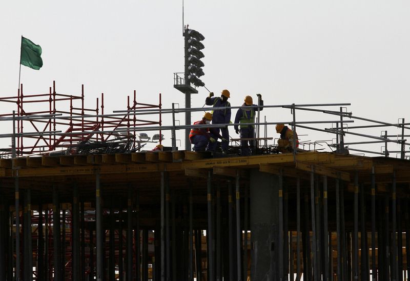 &copy; Reuters. عمال في موقع انشاءات في الدوحة بصورة من أرشيف رويترز.