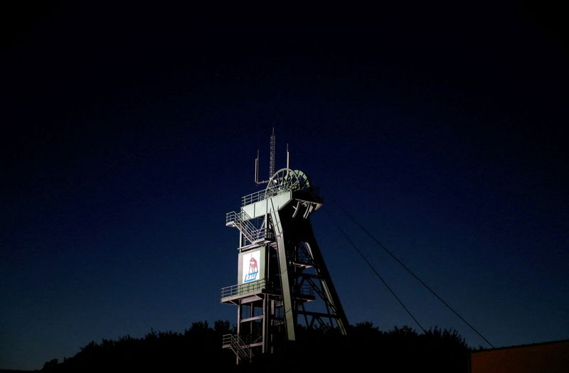 &copy; Reuters. FILE PHOTO: A headframe of salt producer K+S Group is pictured at a K+S potash mine near Unterbreizbach, near Bad-Hersfeld October 1, 2013. REUTERS/Ralph Orlowski