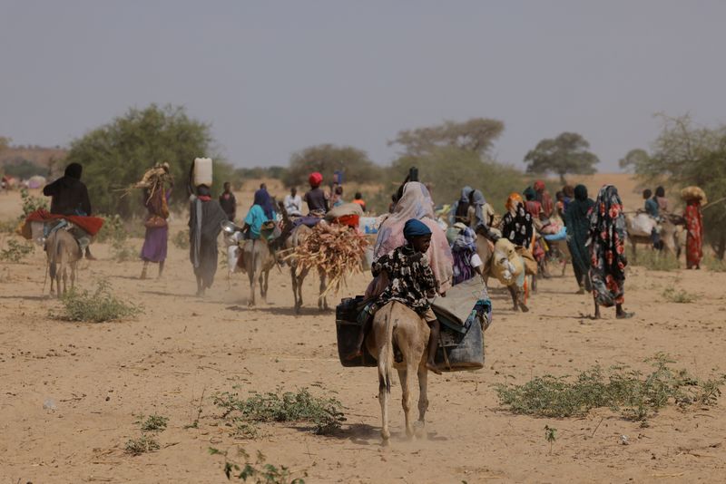 &copy; Reuters. Refugiados sudaneses que huyen de la violencia en la región de Darfur junto a llegados de otras partes del país buscan un lugar donde establecerse de forma temporal en la frontera entre Sudán y Chad en Goungour, Chad, el 8 de mayo de 2023. REUTERS/Zohr