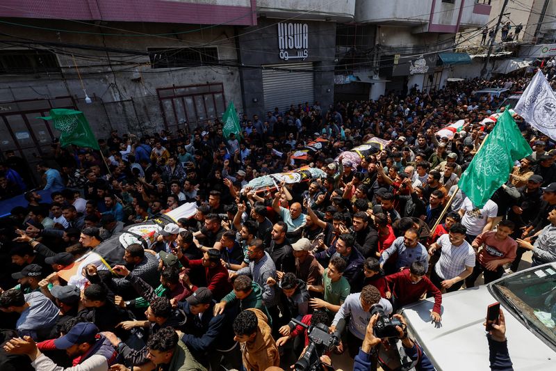 © Reuters. Mourners attend the funeral of senior Palestinian Islamic Jihad commanders Tareq Izzeldeen and Khalil Al-Bahtini, and other Palestinians who were killed in Israeli strikes, in Gaza City, May 9, 2023. REUTERS/Mohammed Salem