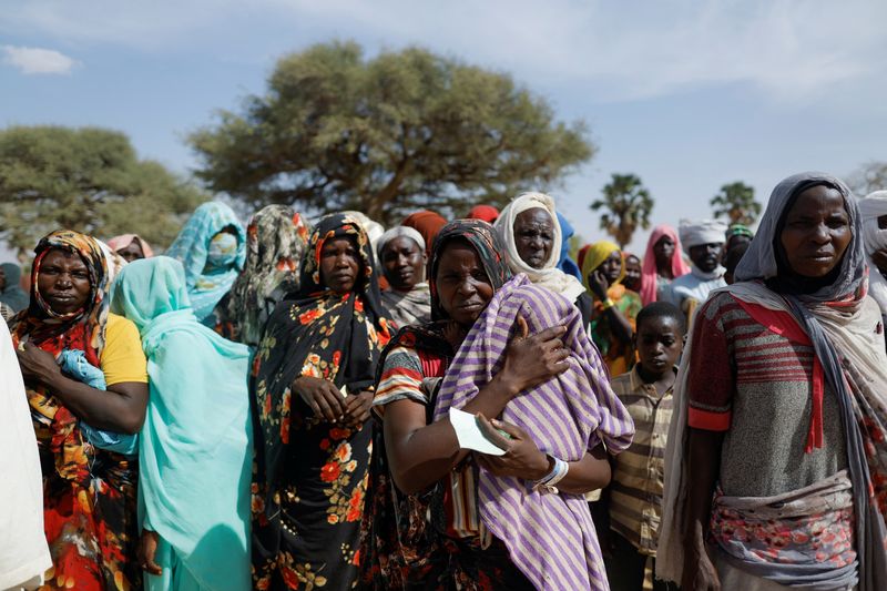 &copy; Reuters. لاجئون سودانيون ينتظرون تلقي المساعدات الغذائية بالقرب من الحدود بين السودان وتشاد في كفرون يوم الاثنين. تصوير: زهرة بن سمرة - رويترز.