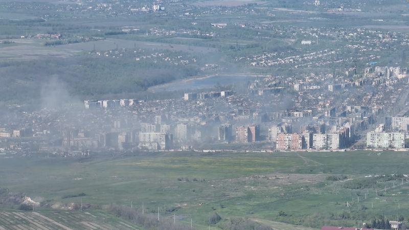 &copy; Reuters. دخان يتصاعد بعد انفجار قذيفة في مدينة باخموت بإقليم دونيتسك في صورة ملتقطة من مقطع مصور نُشر يوم السابع من مايو أيار 2023 وحصلت عليه رويترز من 