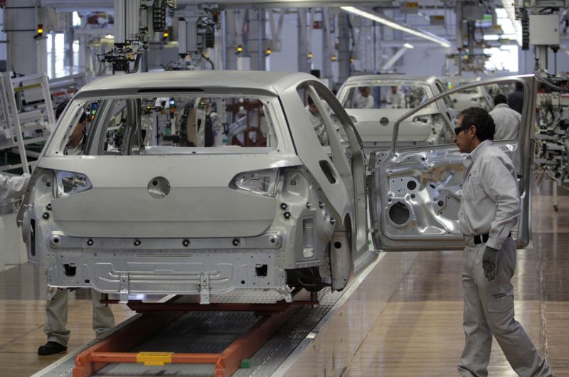 &copy; Reuters. FOTO DE ARCHIVO: Operarios trabajan en la línea de montaje del nuevo Golf 7 en la planta de Volkswagen en Puebla, México. 14 de enero, 2014. REUTERS/Imelda Medina