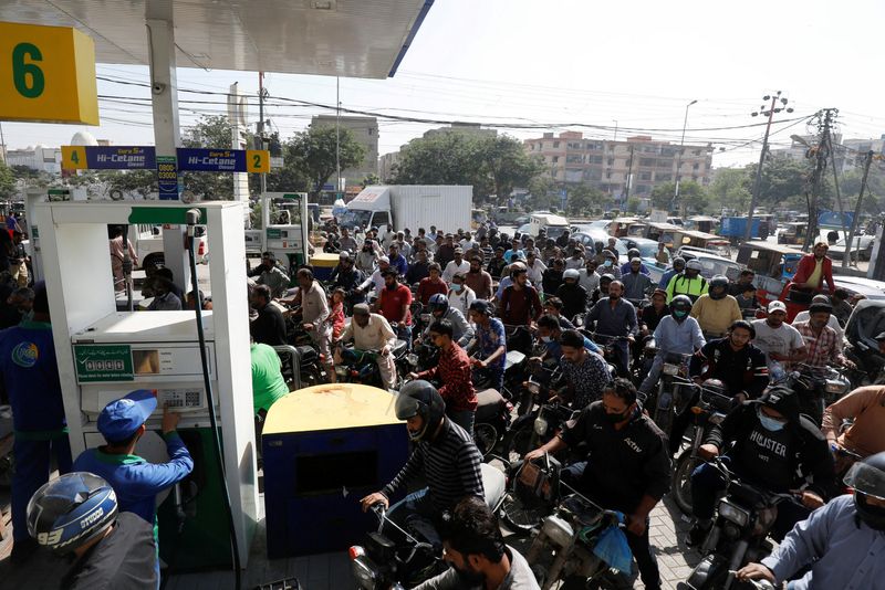 &copy; Reuters. قائدو دراجات نارية في انتظار التزود بالوقود داخل محطة في كراتشي بباكستان في صورة من أرشيف رويترز.