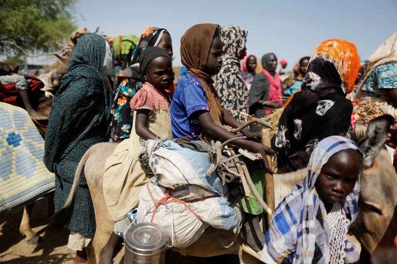 © Reuters. لاجئون سودانيون فروا من العنف في دارفور يبحثون عن موقع للاستقرار فيه مؤقتا في منطقة جونجور بالقرب من الحدود بين السوان وتشاد يوم الاثنين. تصوير: زهرة بن سمرة - رويترز
