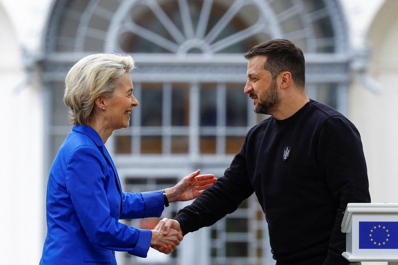 &copy; Reuters. La presidenta de la Comisión Europea, Ursula von der Leyen, y el presidente de Ucrania, Volodímir Zelenski, se dan la mano tras una rueda de prensa conjunta, en medio del ataque de Rusia a Ucrania, en Kiev, Ucrania. 9 de mayo de 2023. REUTERS/Valentyn O